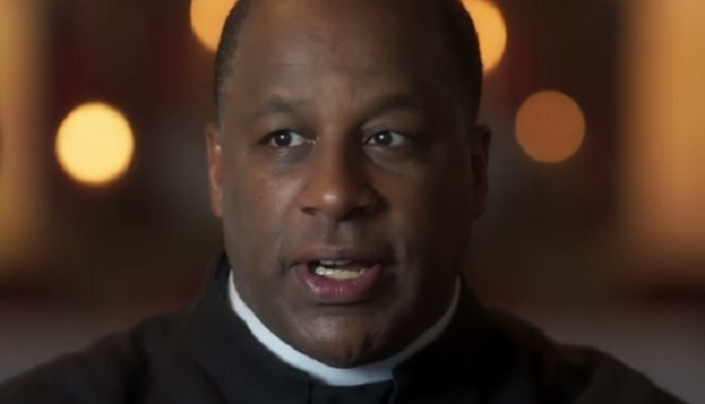 Padre Ramiro (Ailton Graça), de O Sétimo Guardião, na Globo