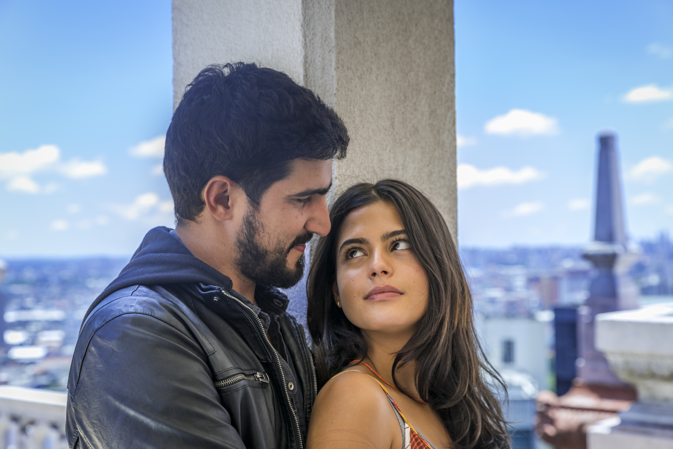 Laila (Julia Dalavia) e Jamil (Renato Goes) em Órfãos da Terra