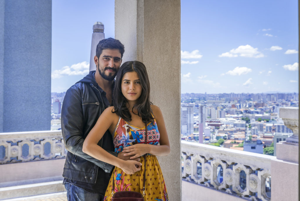 Laila (Julia Dalavia) e Jamil (Renato Goes) em Órfãos da Terra