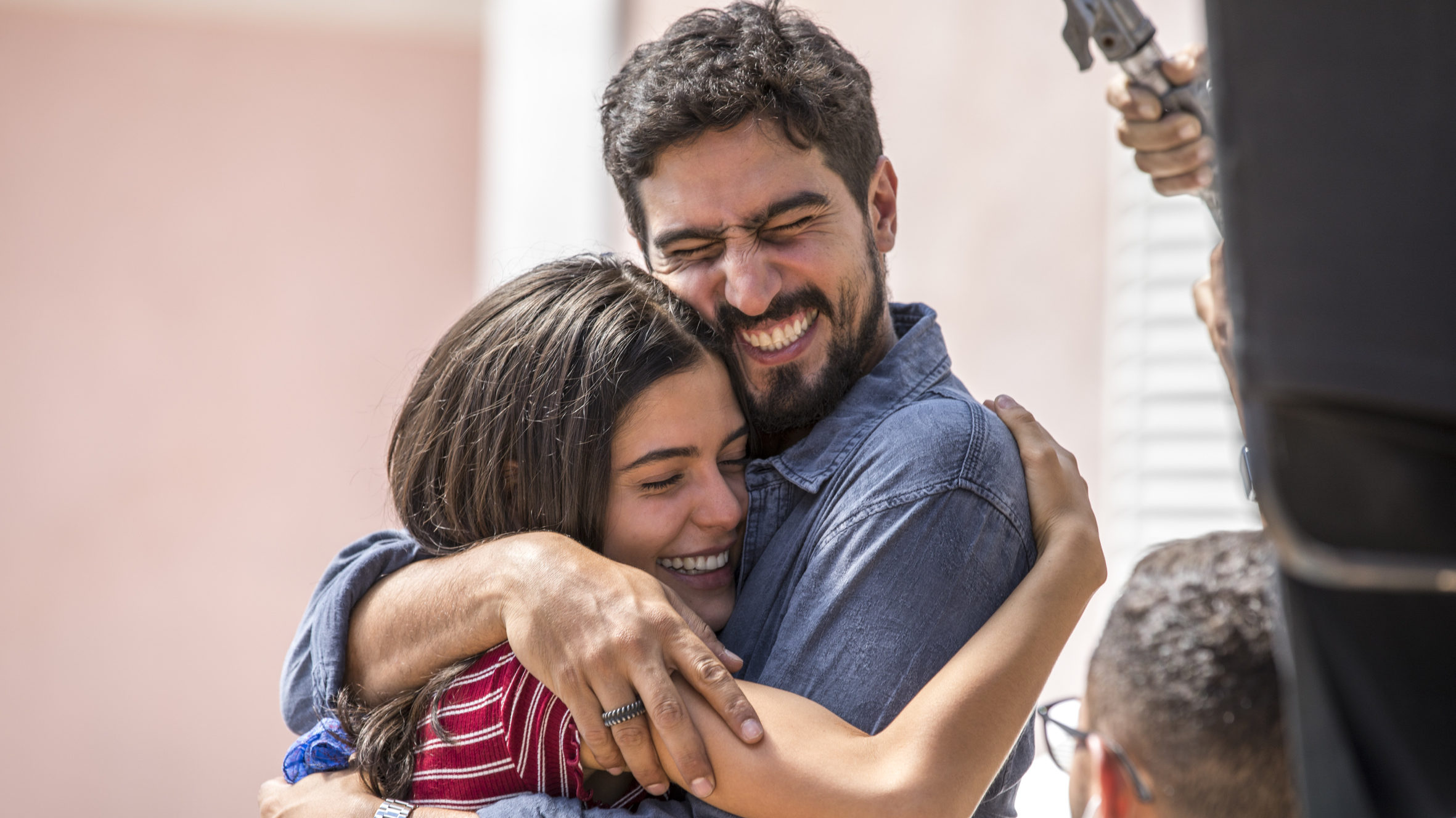 Laila (Julia Dalavia) e Jamil (Renato Goes) em Órfãos da Terra