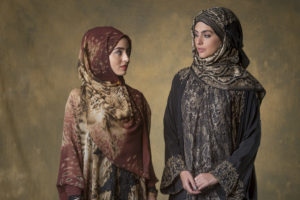 Fairouz (Yasmin Garcez) e Aída (Darília Oliveira) em Órfãos da Terra