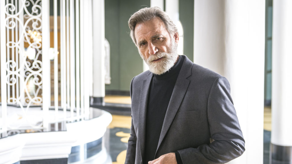 Aziz (Herson Capri) em Órfãos da Terra
