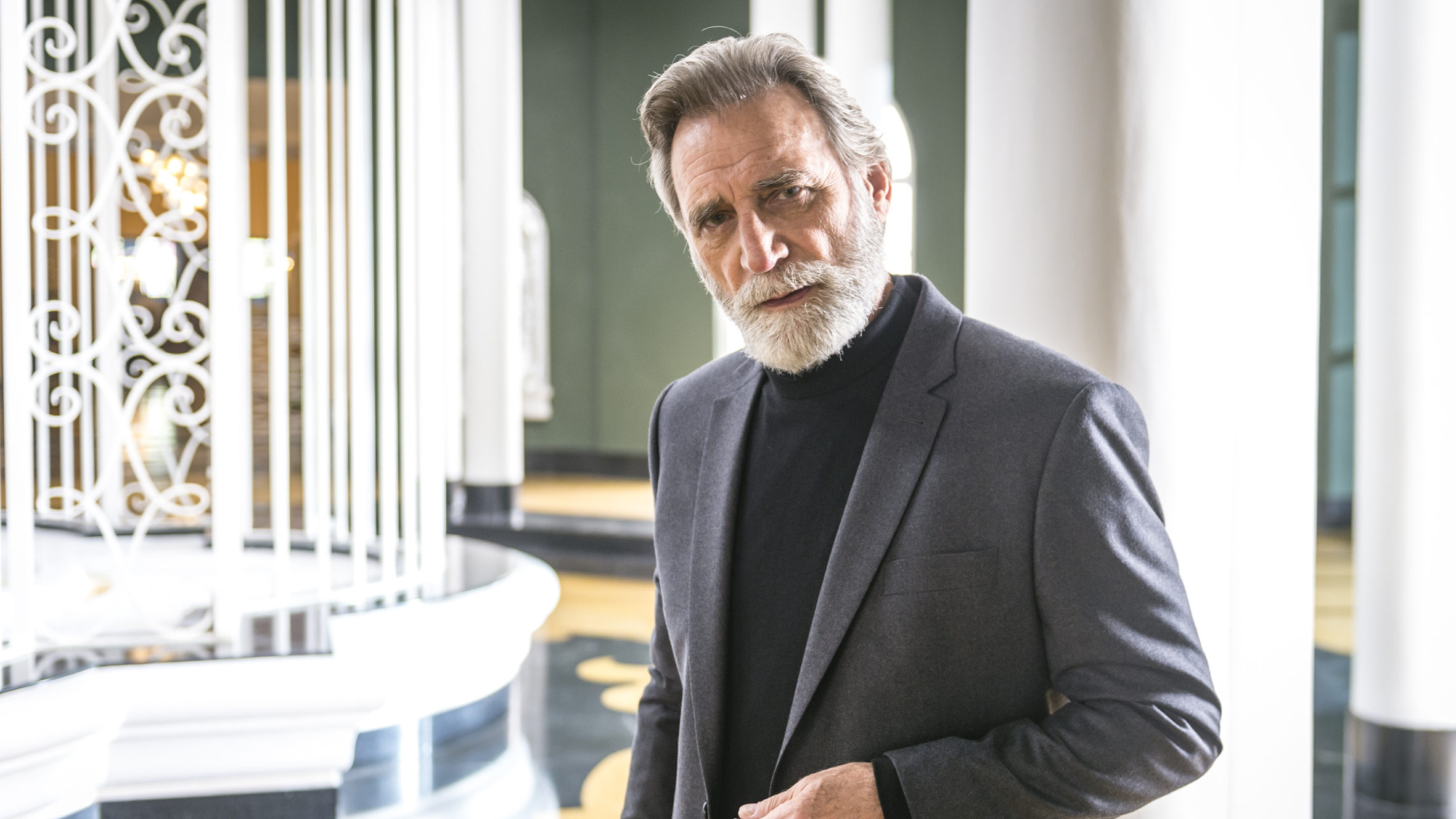 Aziz (Herson Capri) em Órfãos da Terra