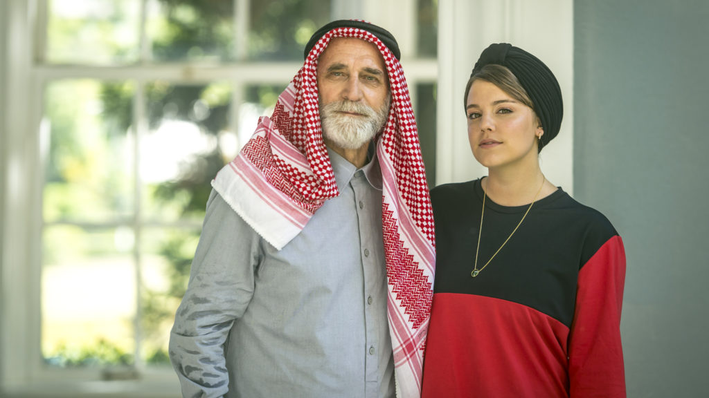 Aziz (Herson Capri) e Dalila (Alice Wegmann) em Órfãos da Terra