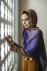 Soraia (Letícia Sabatella) em Órfãos da Terra