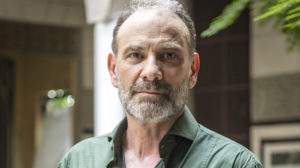 Elias (Marco Ricca) em Órfãos da Terra