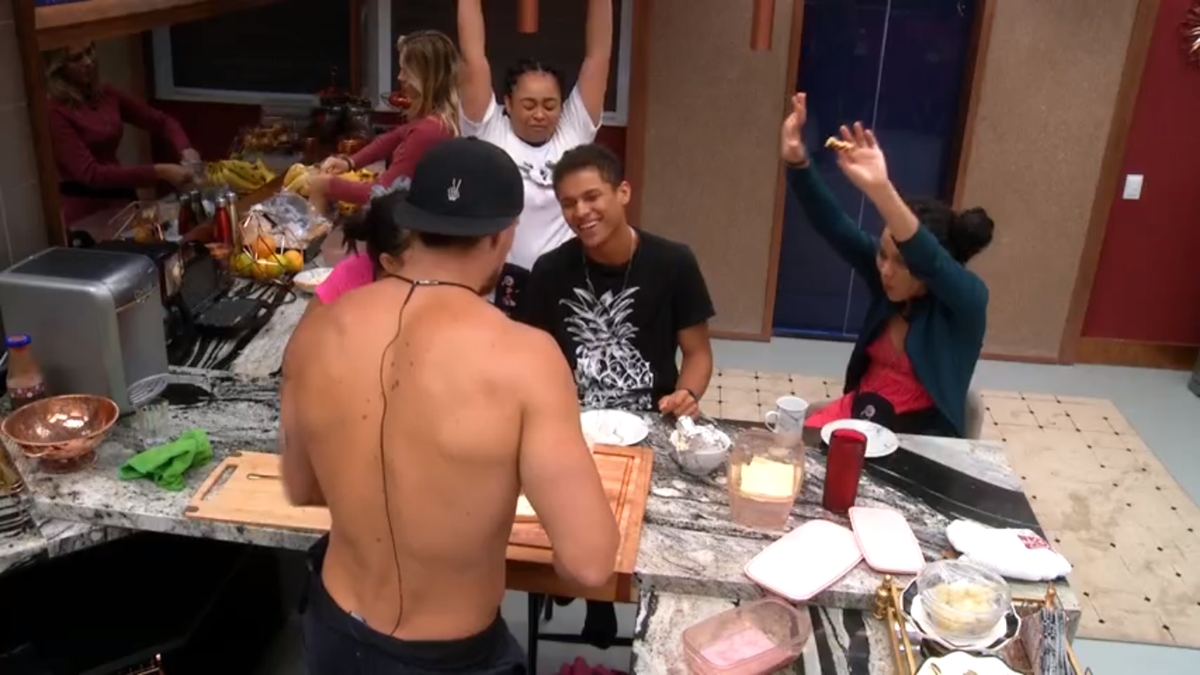 Rízia e Elana brincam com Danrley BBB19