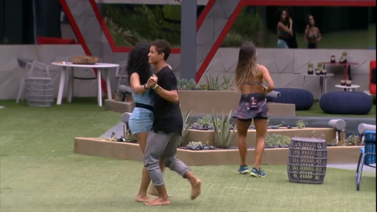 Brother dançam no jardim do BBB19
