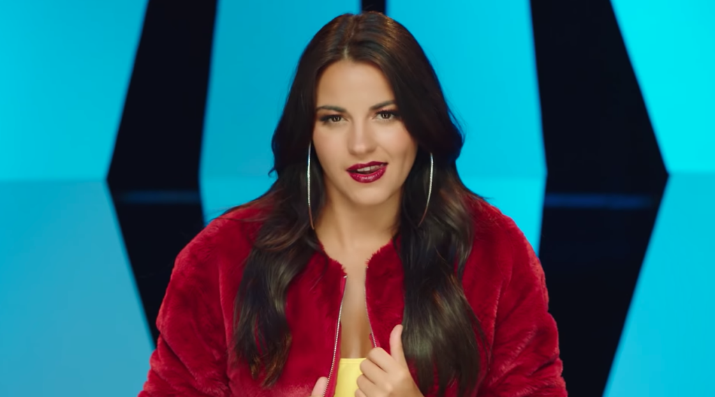 Maite Perroni em videoclipe de Bum Bum Dale Dale (Divulgação)