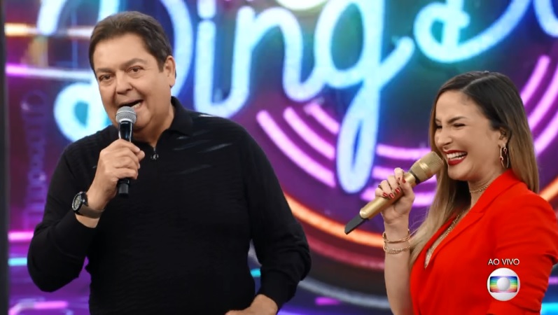 Claudia Leitte anuncia gravidez no Domingão do Faustão