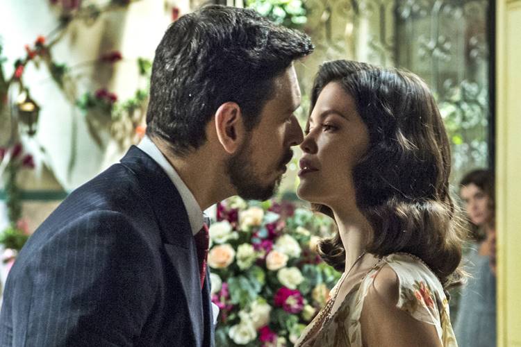 Gustavo Bruno (Joao Vicente de Castro) e Julia (Vitoria Strada) de Espelho da Vida