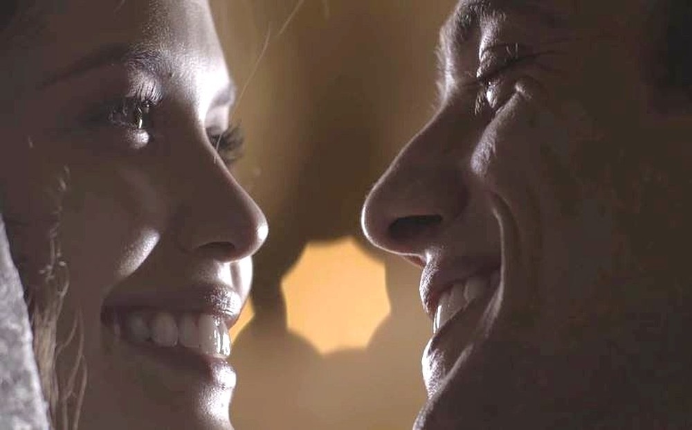 Julia (Vitoria Strada) e Danilo (Rafael Cardoso) de Espelho da Vida