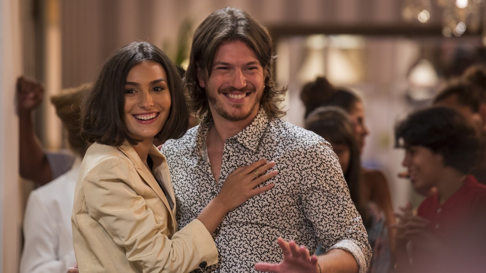 Larissa (Marina Moschen) e Quinzinho (Caio Paduan) em Verão 90