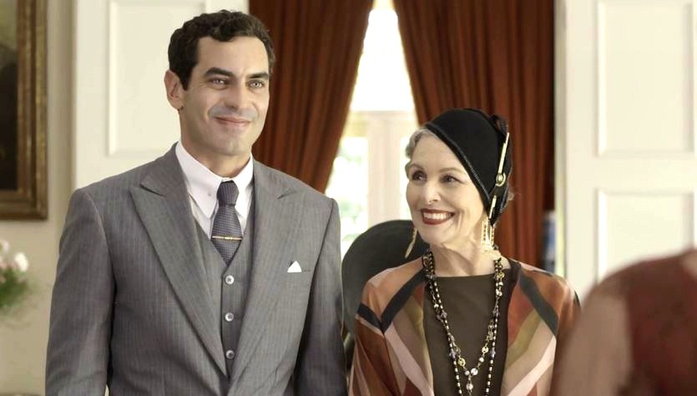 Lucas (Nikolas Antunes) e Hildegard (Irene Ravache) de Espelho da Vida