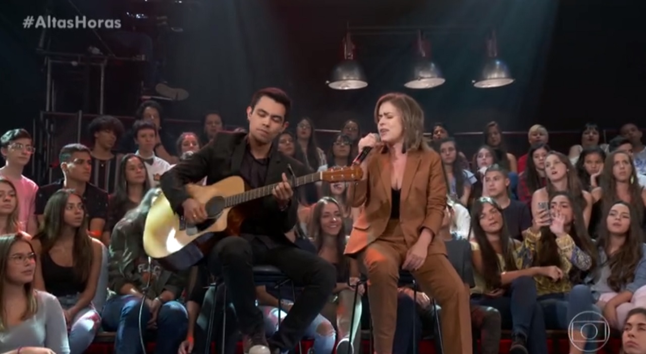 Cantora Lu Andrade e o músico Danilo Goto, no Altas Horas, da Globo