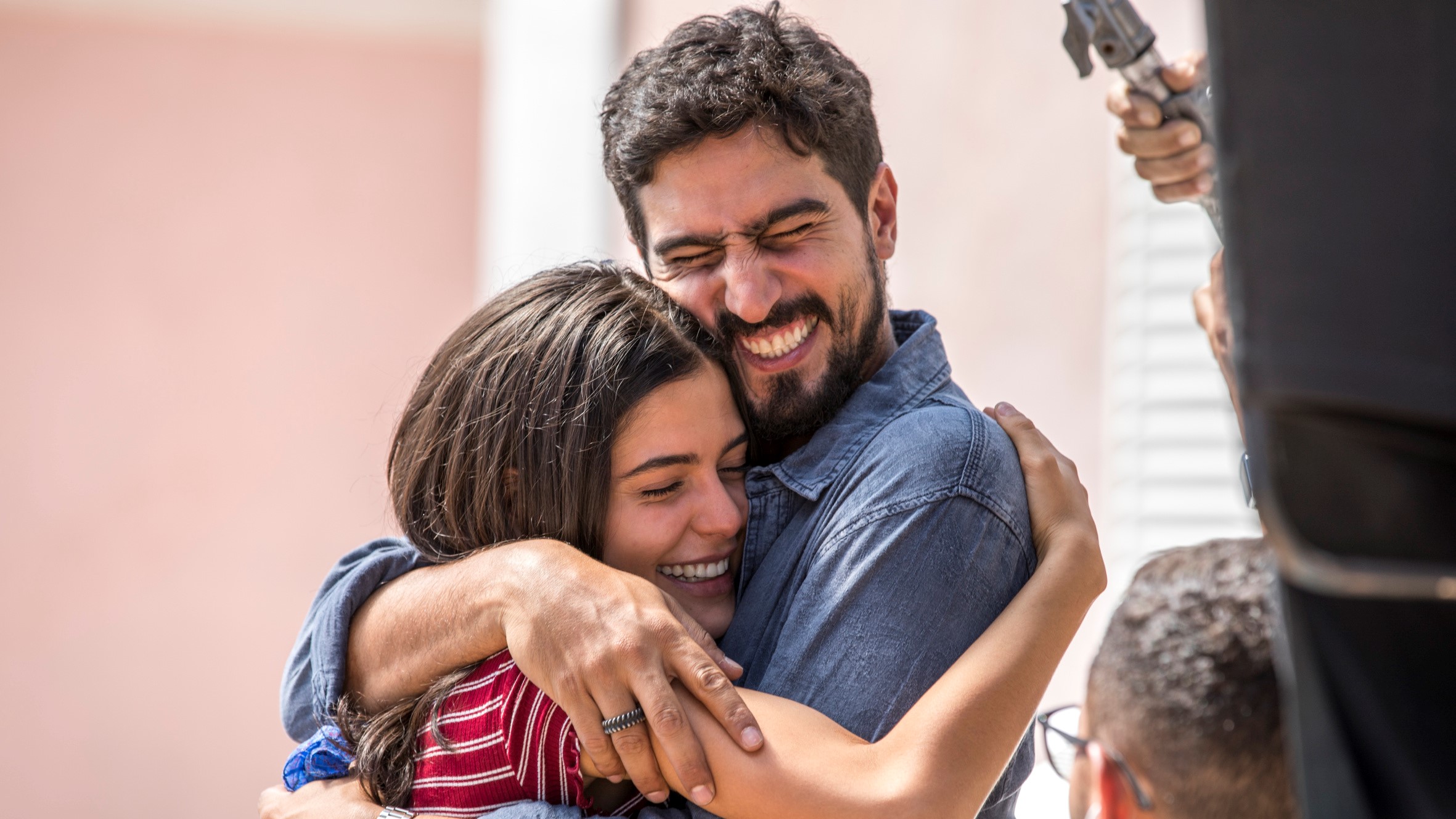 Laila (Julia Dalavia) e Jamil (Renato Goes) durante gravação de Órfãos da Terra