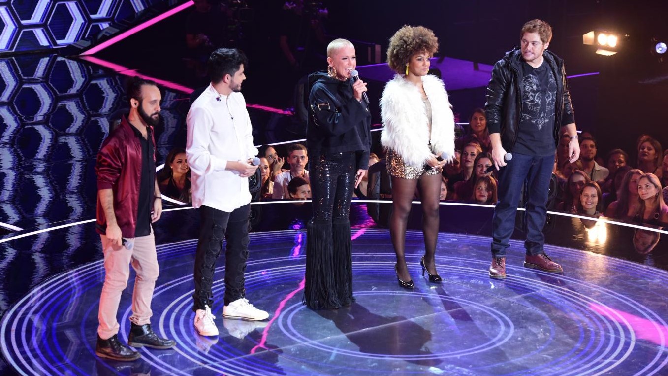 Xuxa Meneghel e os atuais finalistas do programa The Four Brasil