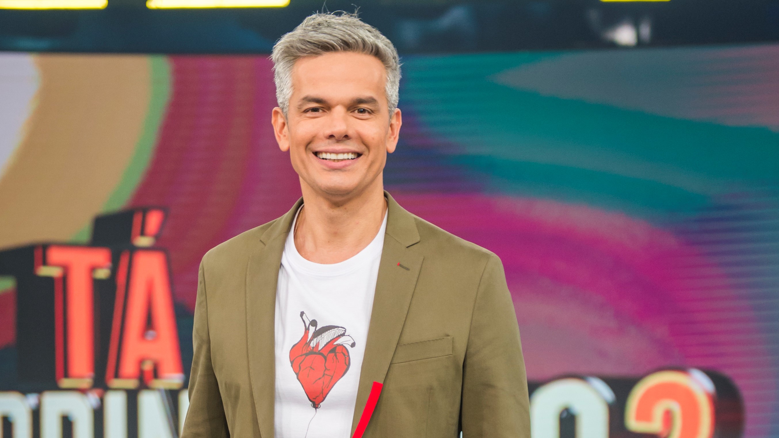 Otaviano Costa apresenta o programa Tá Brincando