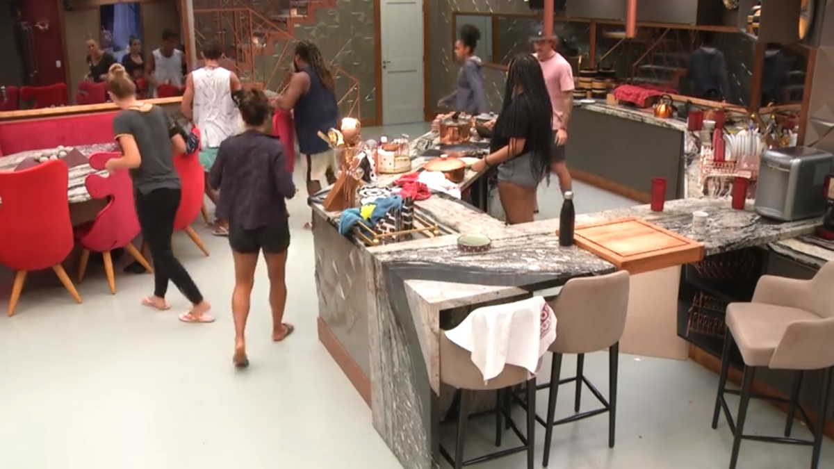Tereza passa mal e é socorrida por brothers BBB19