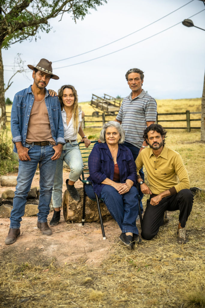 Família Matheus. Amadeu (Marcos Palmeira ), Ticiana (Áurea Maranhão), Nilda (Jussara Freire), Miroel (Luiz Carlos Vasconcelos ) e Vicente (Álamo Facó) em A Dona do Pedaço