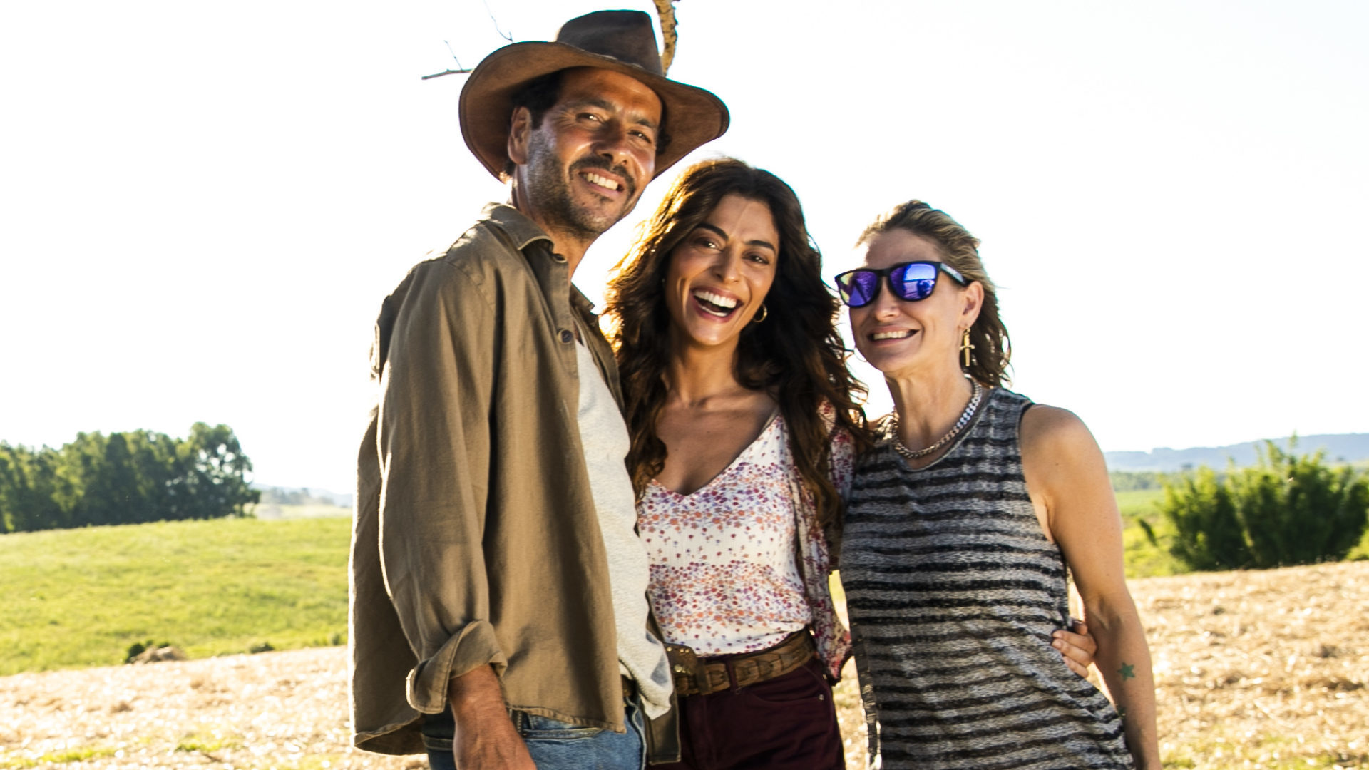 Bastidor da diretora artística Amora Mautner com Amadeu (Marcos Palmeira) e Maria Da Paz (Juliana Paes) durante gravações de A Dona do Pedaço