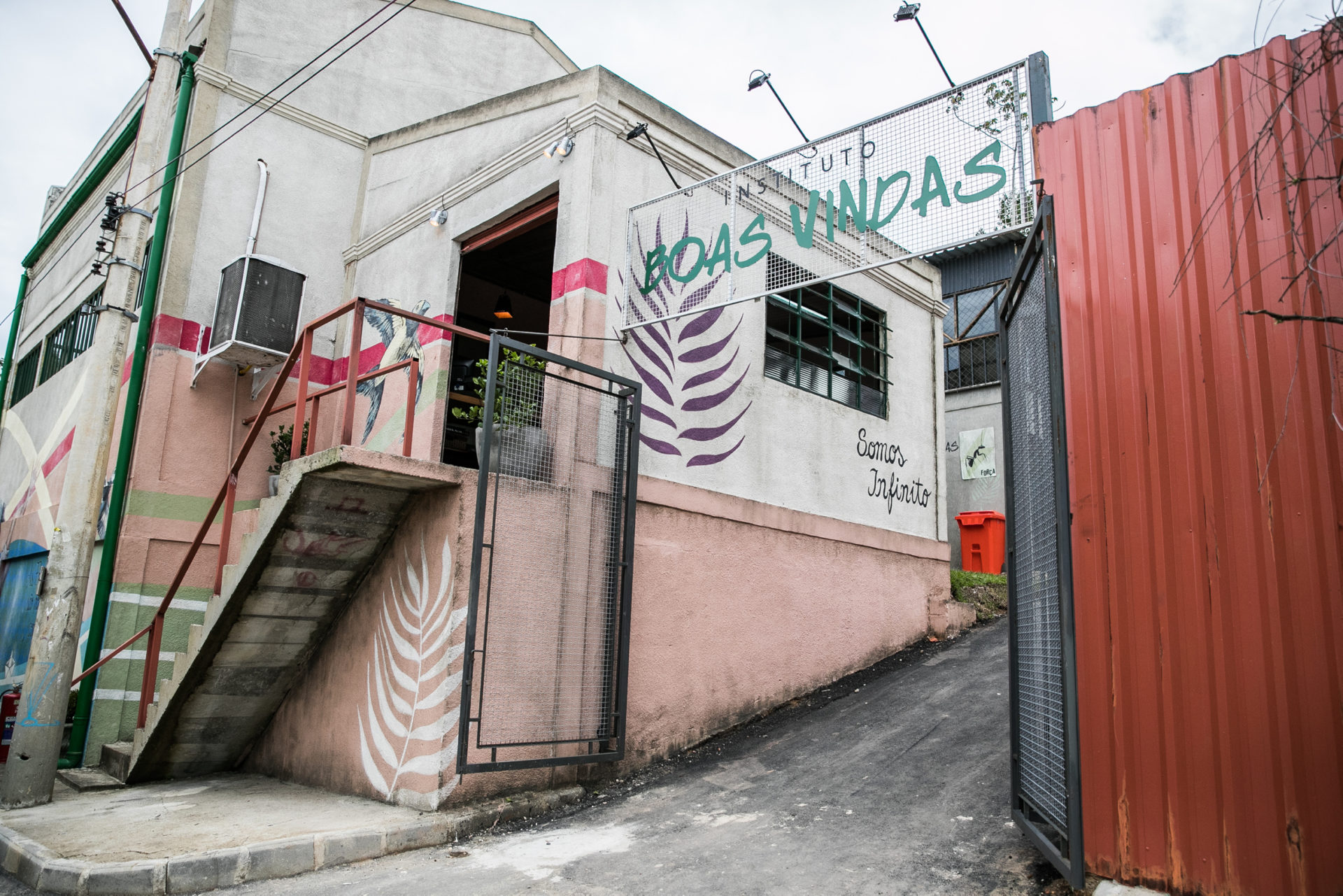 Instituto boas- vindas, lar de acolhimento de refugiados em Órfãos da Terra
