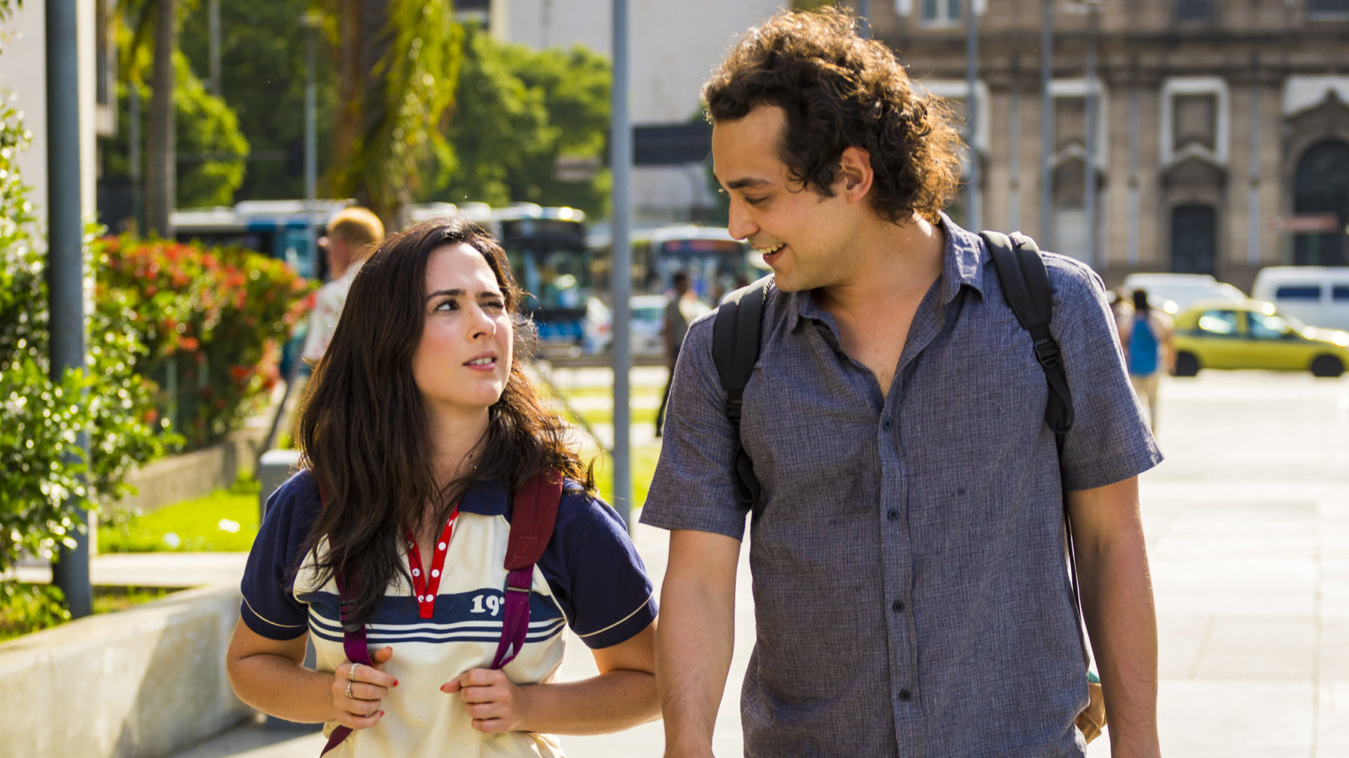 Enzo (Eduardo Sterblitch) e Rita (Tatá Werneck) em Shippados