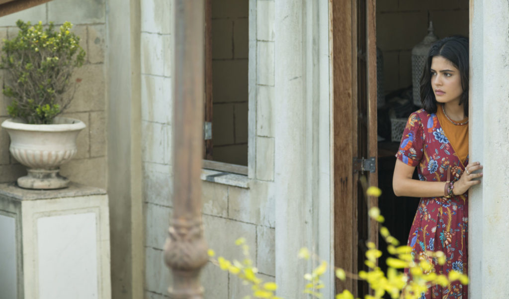 Laila (Julia Dalávia) em Órfãos da Terra