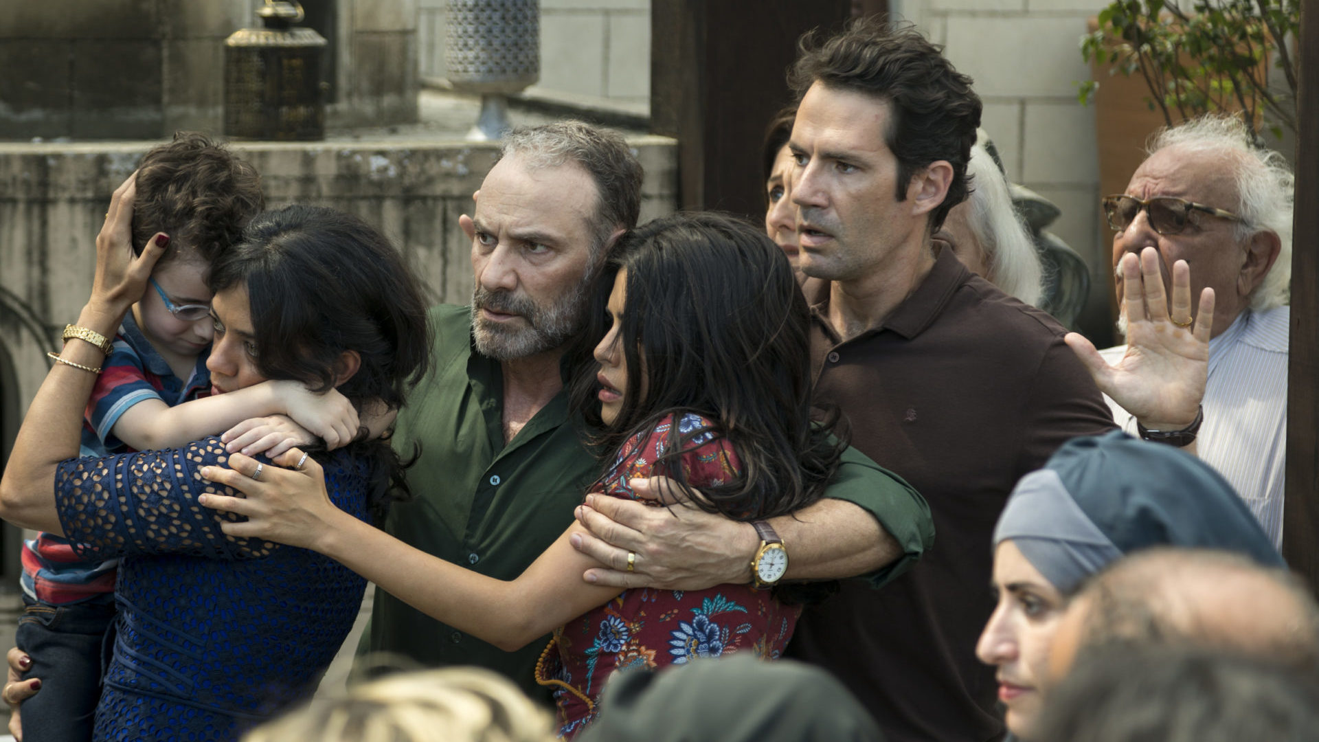 Missade (Ana Cecilia Costa), Laila (Julia Dalavia), Elias (Marco Ricca), Kháled (Rodrigo Vidal) em Órfãos da Terra