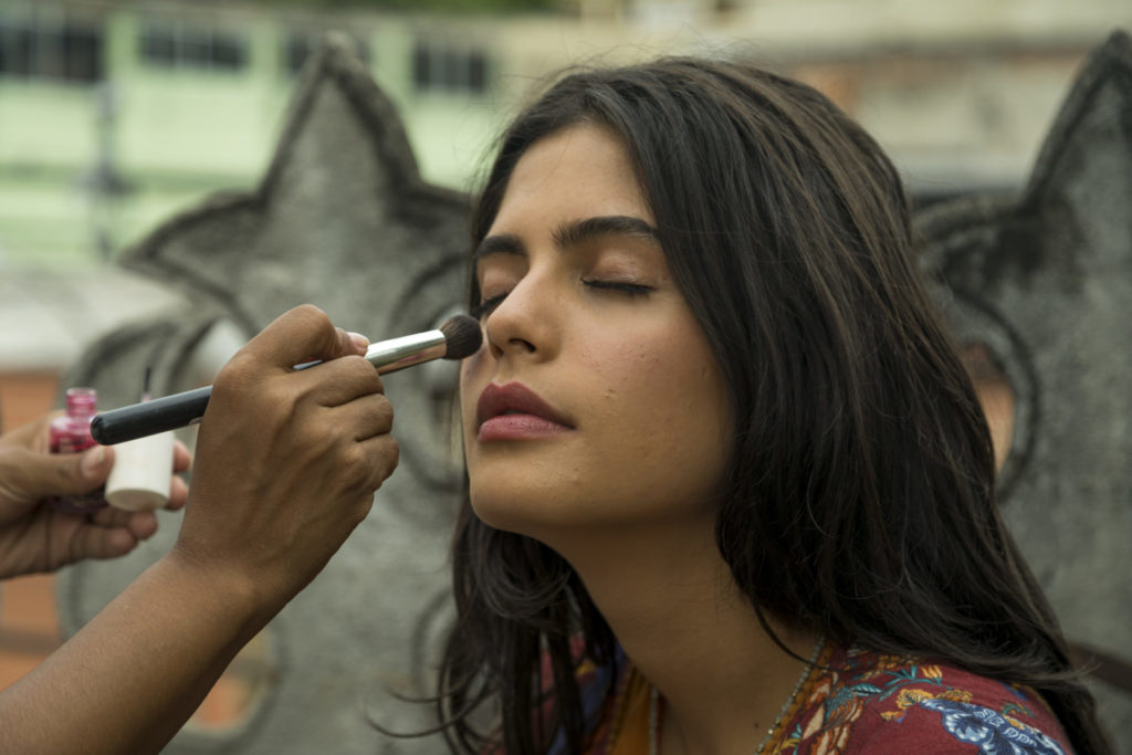 Laila (Julia Dalávia) em Órfãos da Terra
