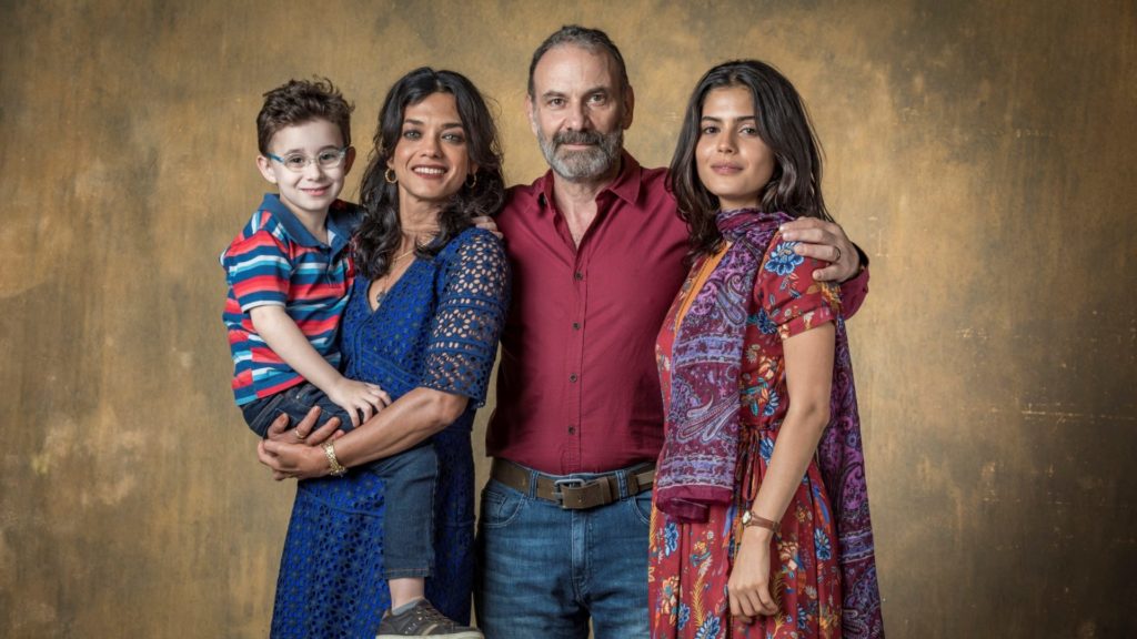 Missade (Ana Cecilia Costa), Laila (Julia Dalavia), Elias (Marco Ricca), Kháled (Rodrigo Vidal) em Órfãos da Terra