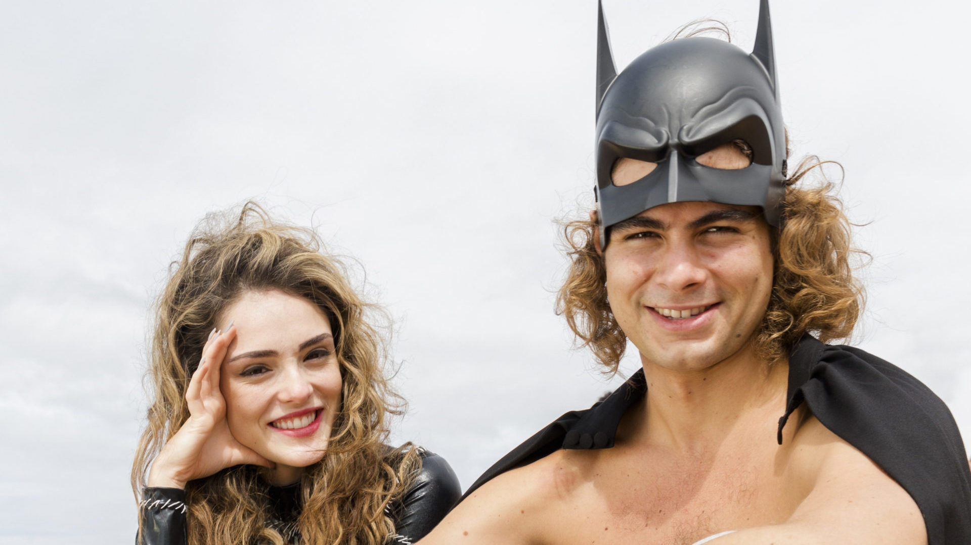 Manu (Isabelle Drummond) e João (Rafael Vitti) em Verão 90 (Divulgação)