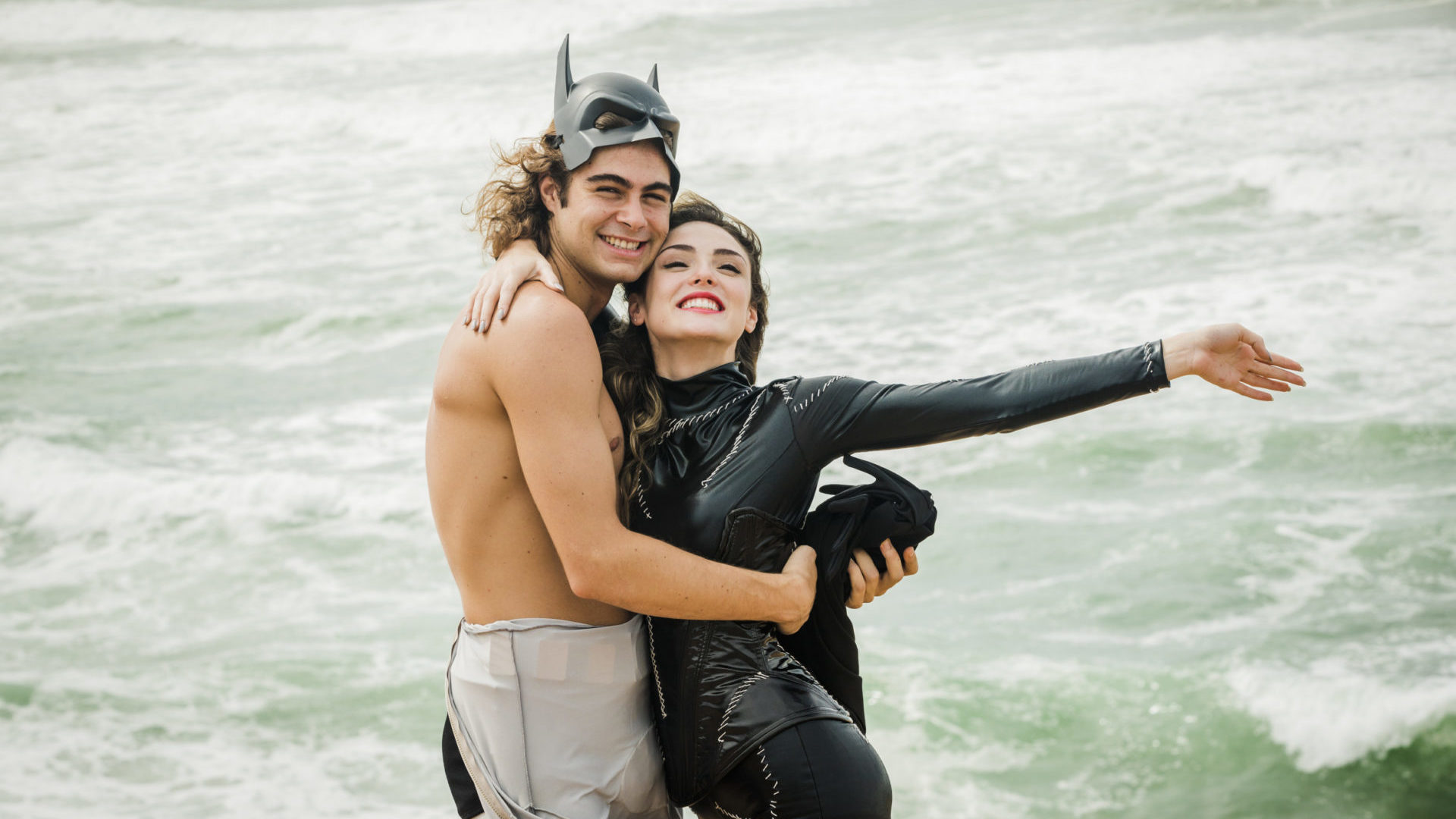 Manu (Isabelle Drummond) e João (Rafael Vitti) em Verão 90