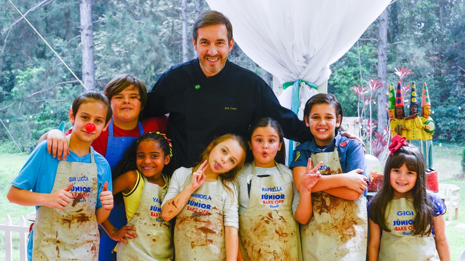 Alê Costa e os miniconfeiteiros do Júnior Bake Off Brasil