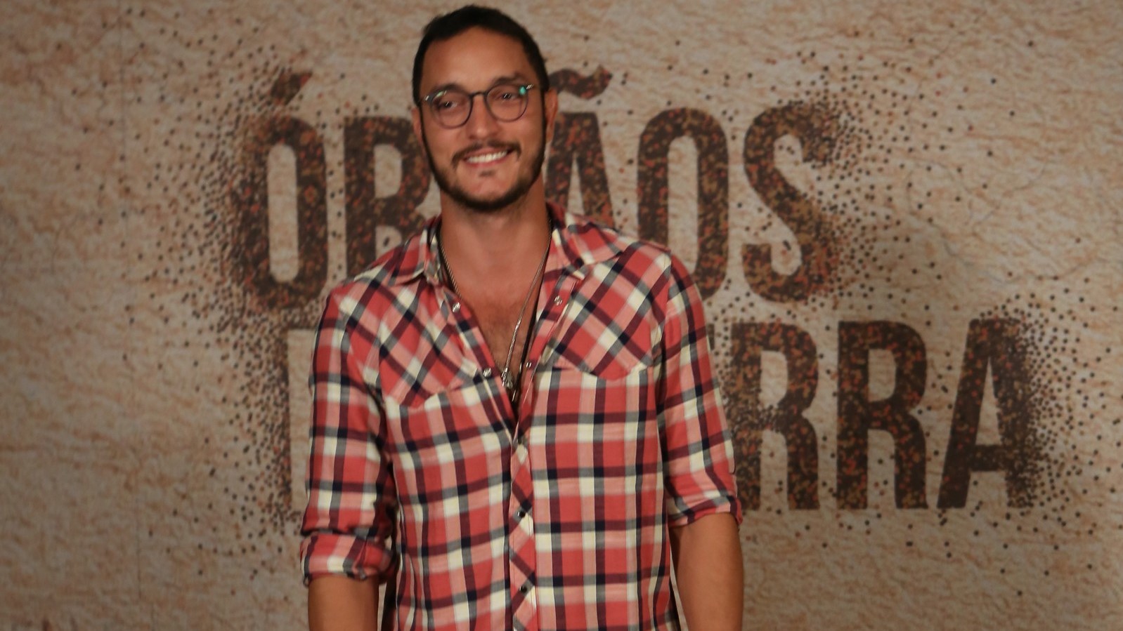 Allan de Souza Lima na festa de lançamento de Órfãos da Terra