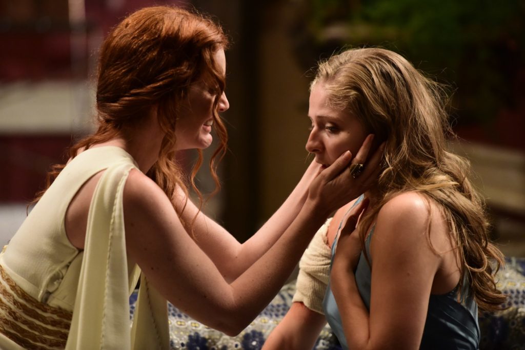 Claudia (Larissa Maciel) e Helena (Júlia Maggessi) em cena de Jesus
