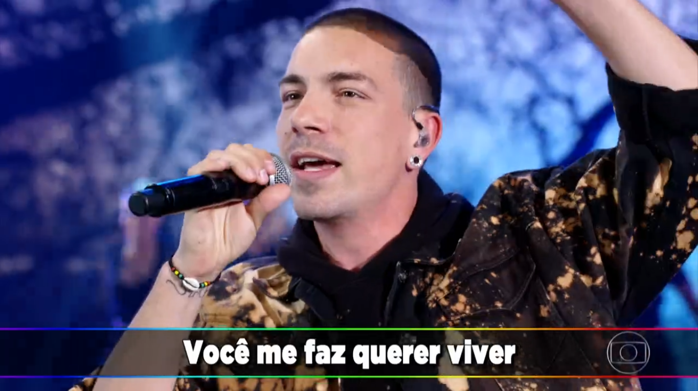 Di Ferrero cantando o sucesso Cedo ou Tarde no palco do Domingão do Faustão