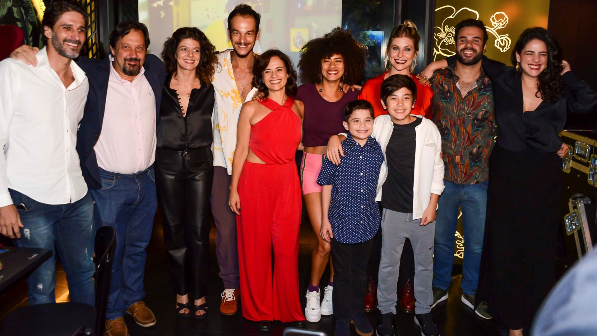 Elenco da série A Garota da Moto