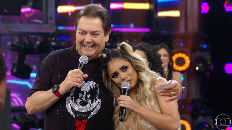 Faustão pronuncia nome de Lexa errado durante o programa Domingão do Faustão