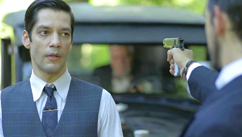 Gustavo Bruno (João Vicente de Castro) aponta arma para Augusto (Reginaldo Faria) em Espelho da Vida