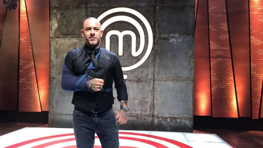 Henrique Fogaça aparecerá de tipoia no MasterChef (Felipe Pinheiro / UOL)