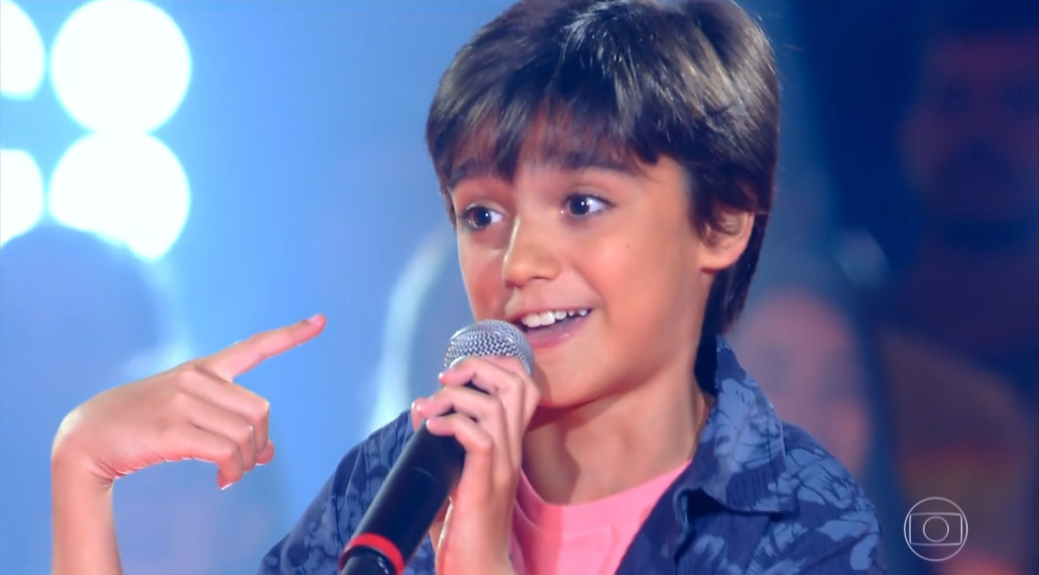 Henrique Linhares durante apresentação no The Voice Kids