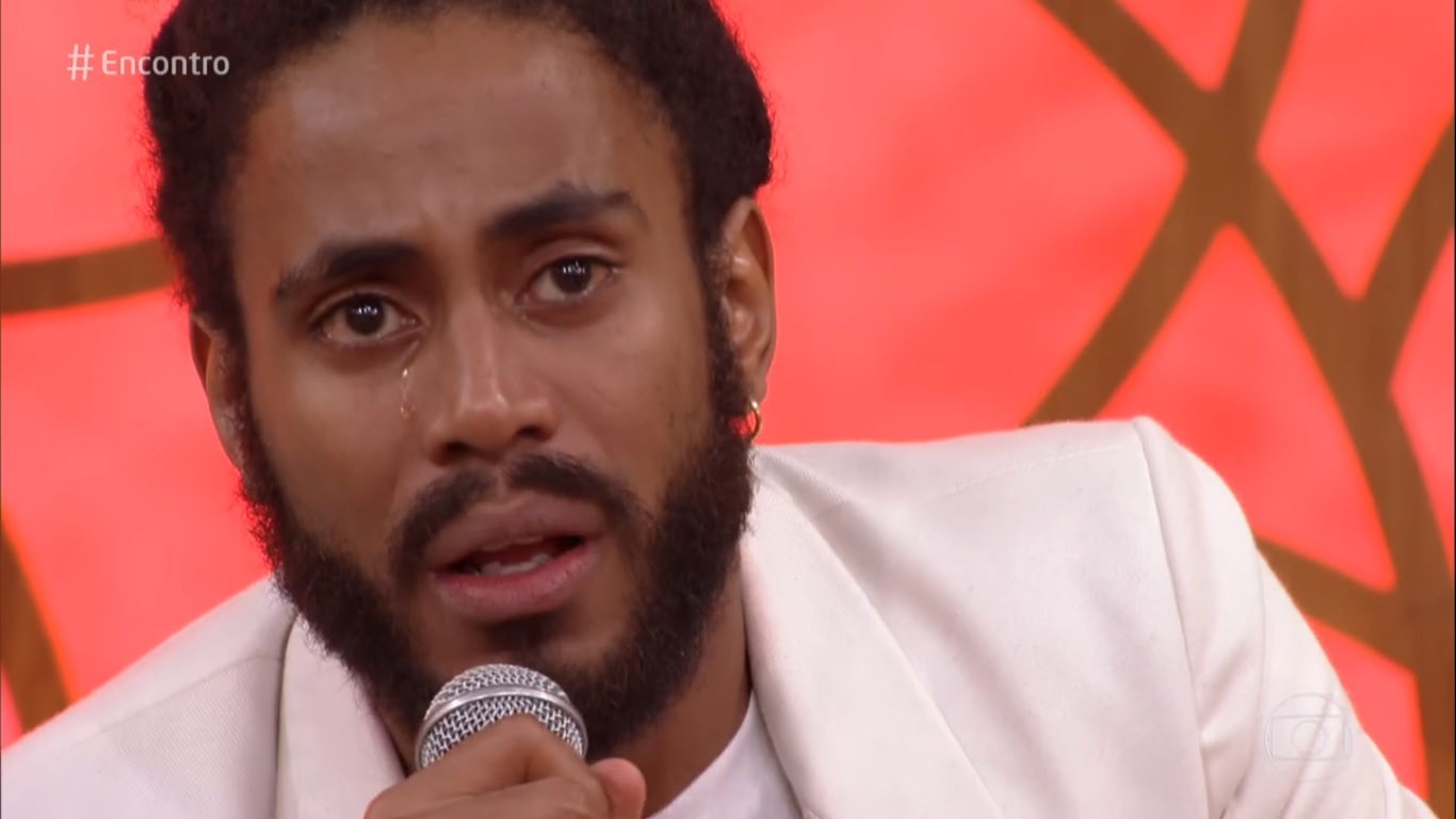 Icaro Silva se emocionou ao falar no Encontro sobre Marielle Franco