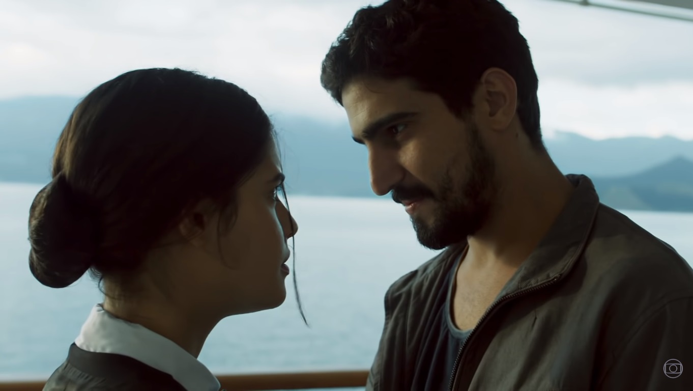 Laila (Julia Dalavia) e Jamil (Renato Góes) em navio de Órfãos da Terra