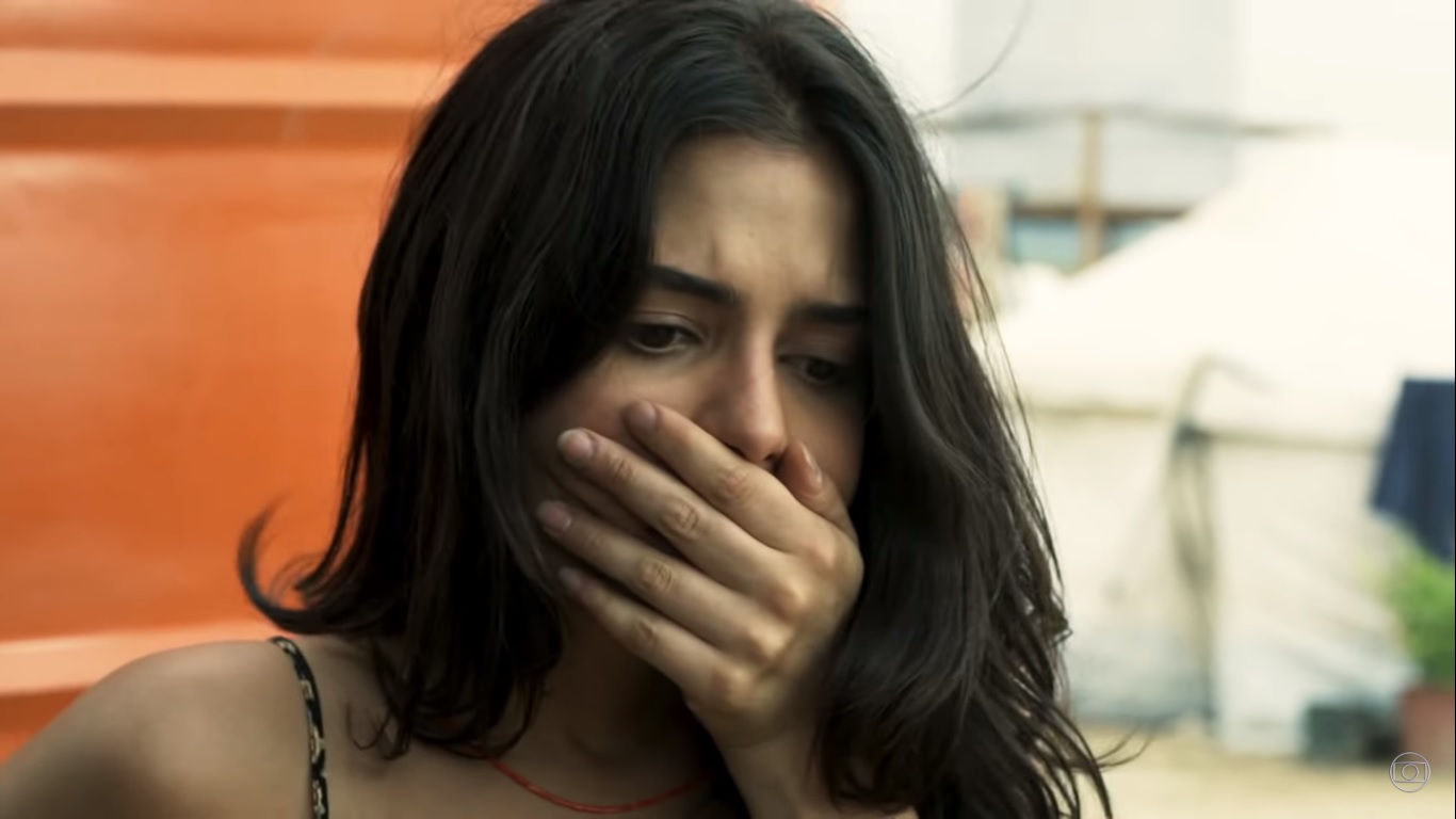 Laila (Julia Dalavia) em Órfãos da Terra
