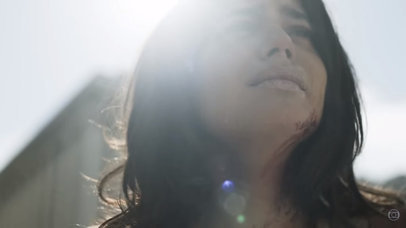 Laila (Julia Dalavia) em Órfãos da Terra