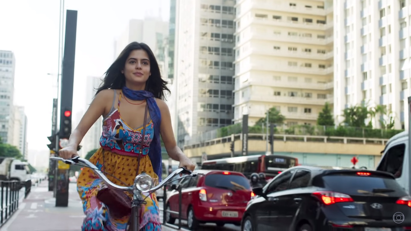 Laila (Julia Dalavia) em Órfãos da Terra