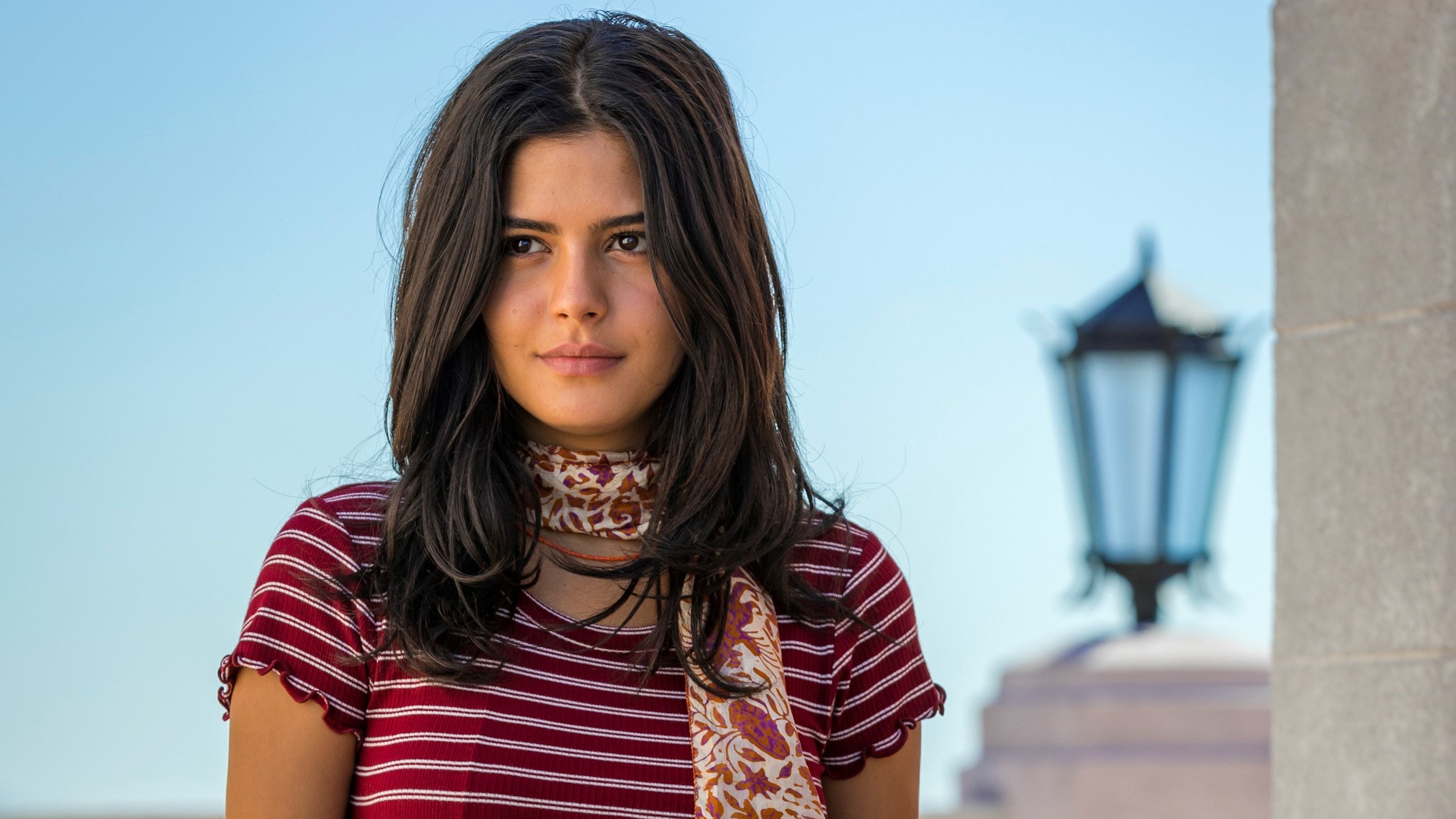 Laila (Julia Dalavia) em Órfãos da Terra