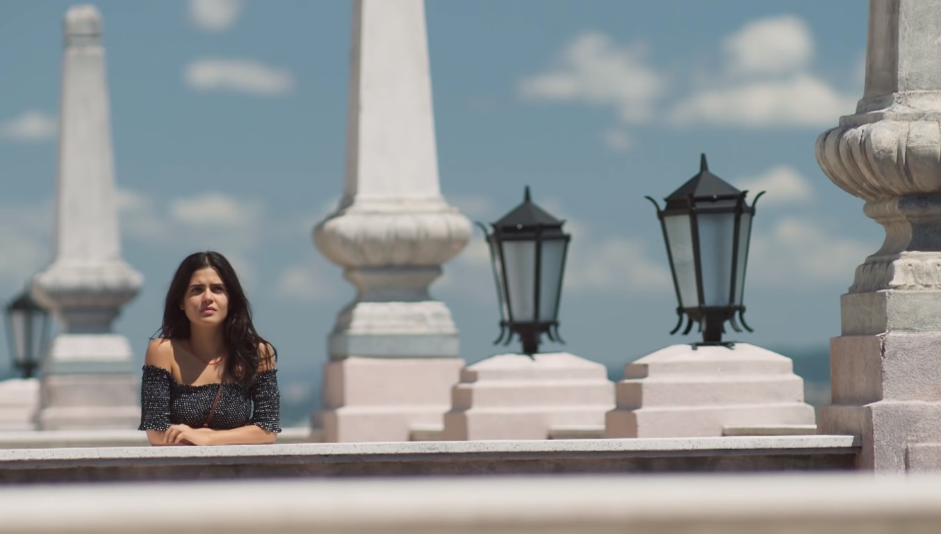 Laila (Julia Dalavia) espera por Jamil em Órfãos da Terra