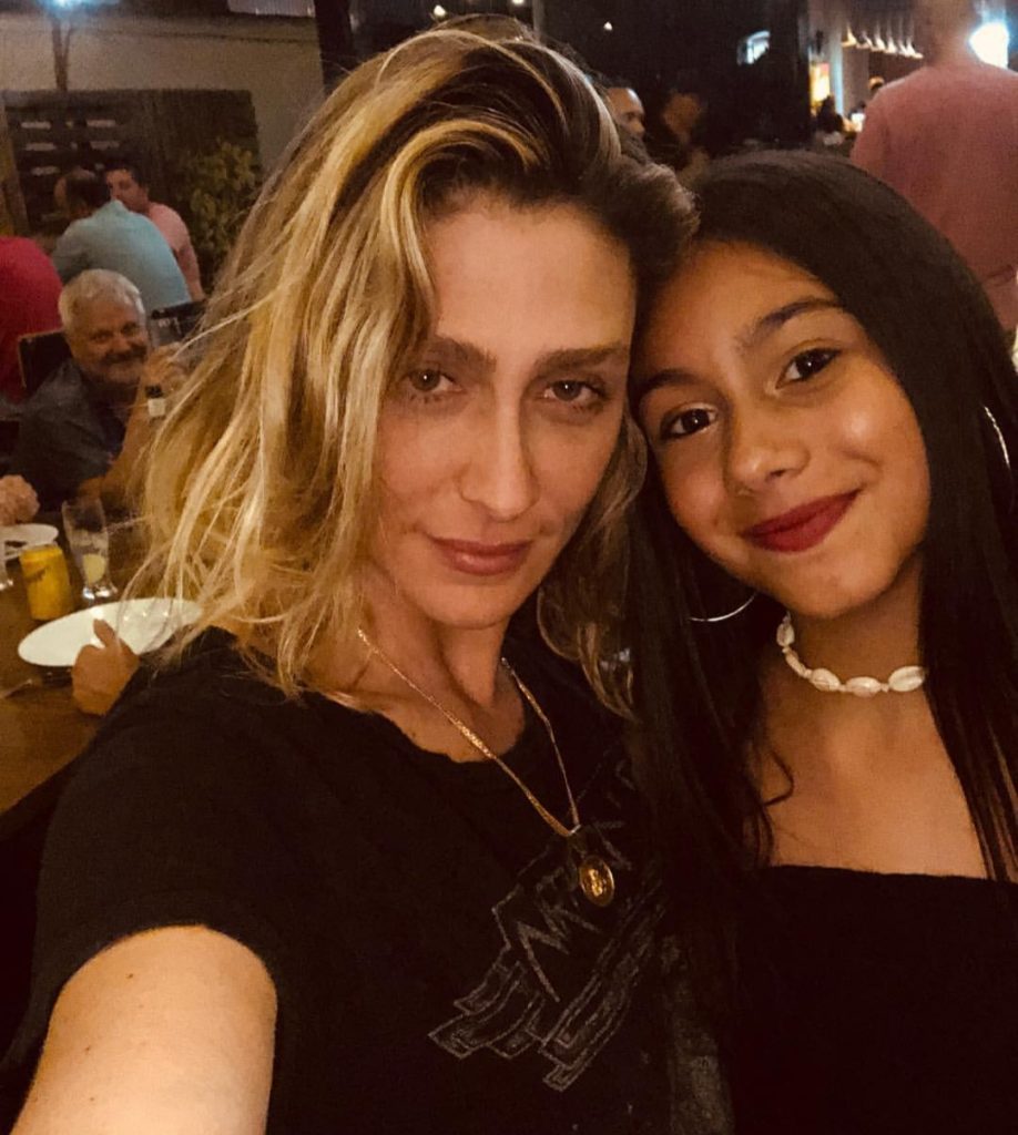Manu Fernandes e a diretora do folhetim, Amora Mautner (Divulgação)